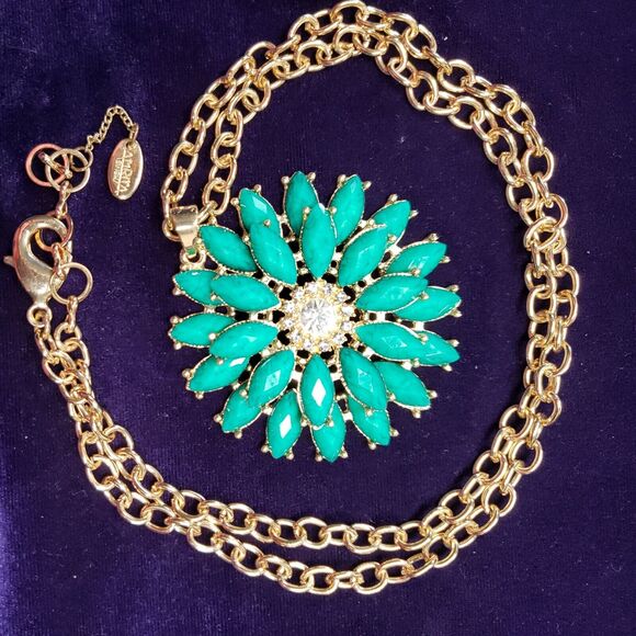 Amrita Singh Signed Necklace, Large Green Flower Medallion Pendant, Gold Tone - Picture 3 of 11